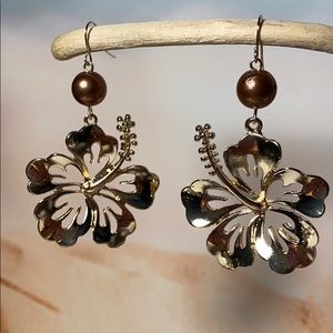 COPY - Hawaiian hibiscus with shell pearl